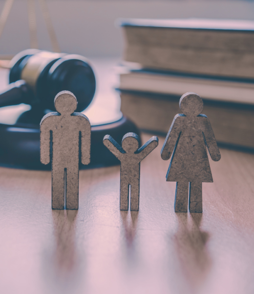 Scheidungsrecht & Familienrecht – Ihre rechtliche Unterstützung in Wien Symbolbild Familie vor juristischem Hintergrund mit Richterhammer